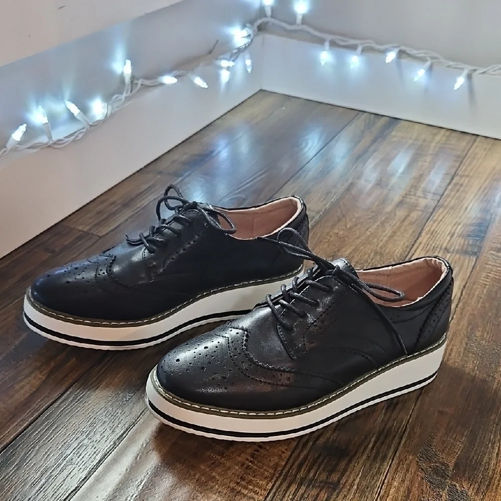 Dadawen‎ Women's Black Platform Oxfords....